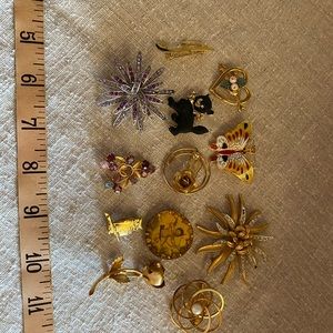 Lot of costume brooches